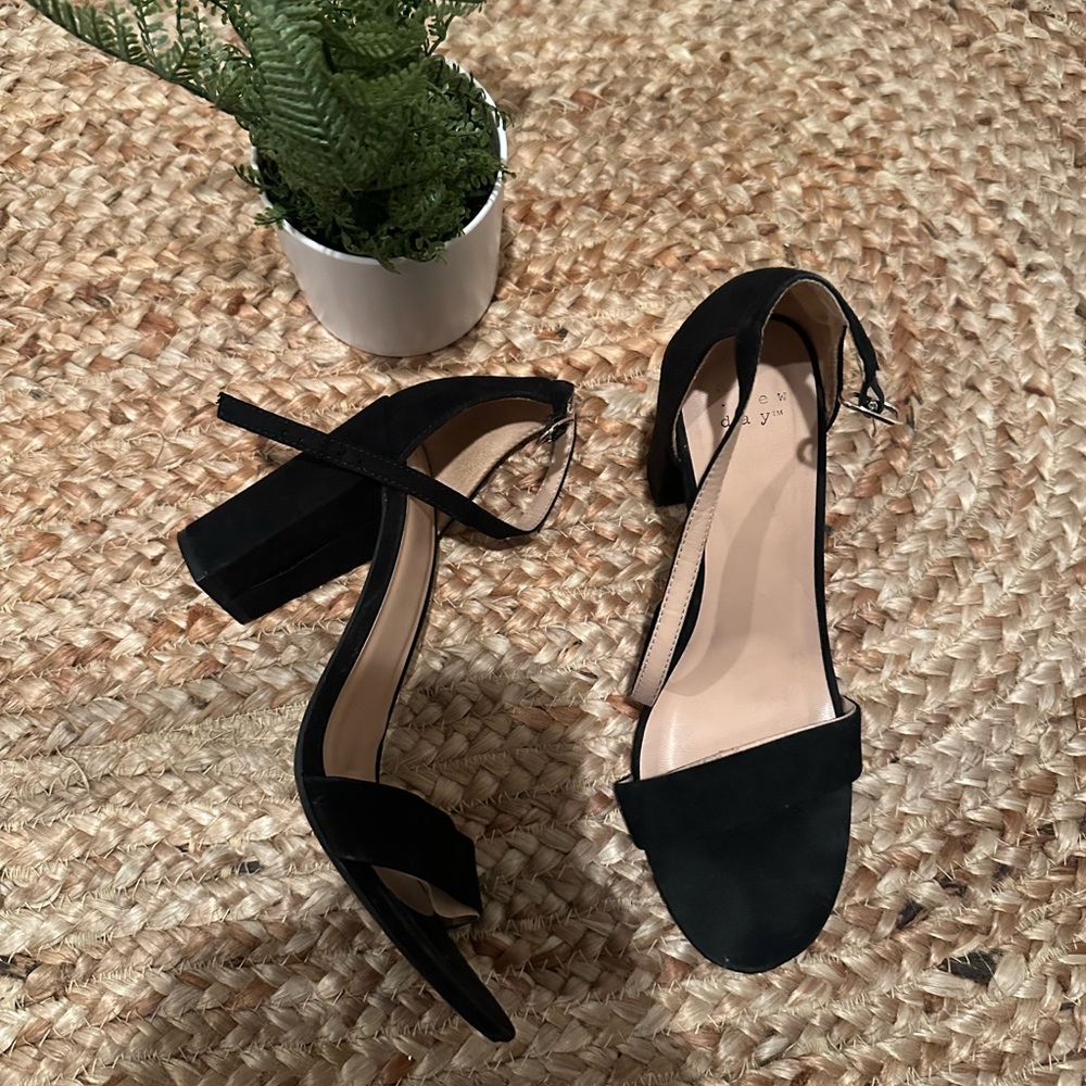 BLACK SUEDE HEELS